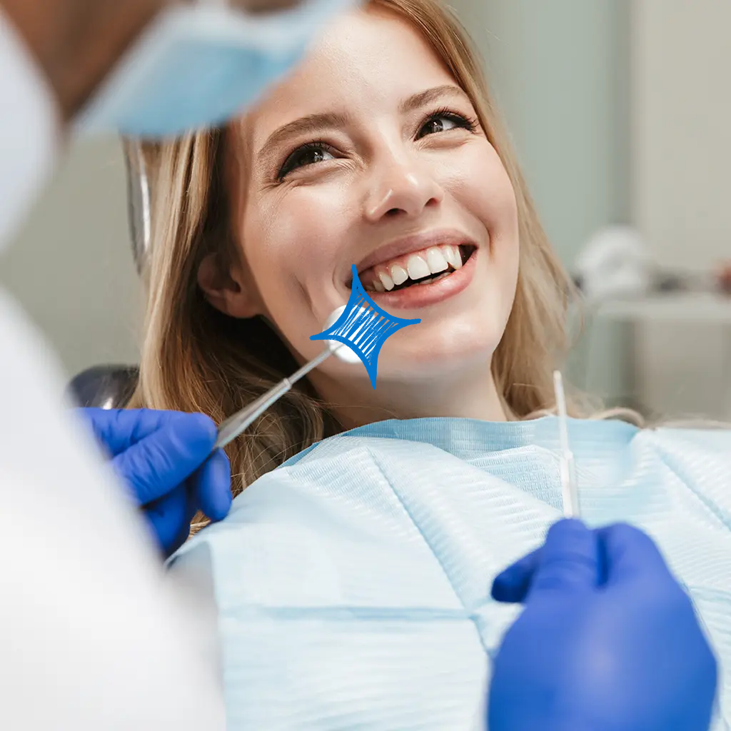 Noor naine hambaarsti juures