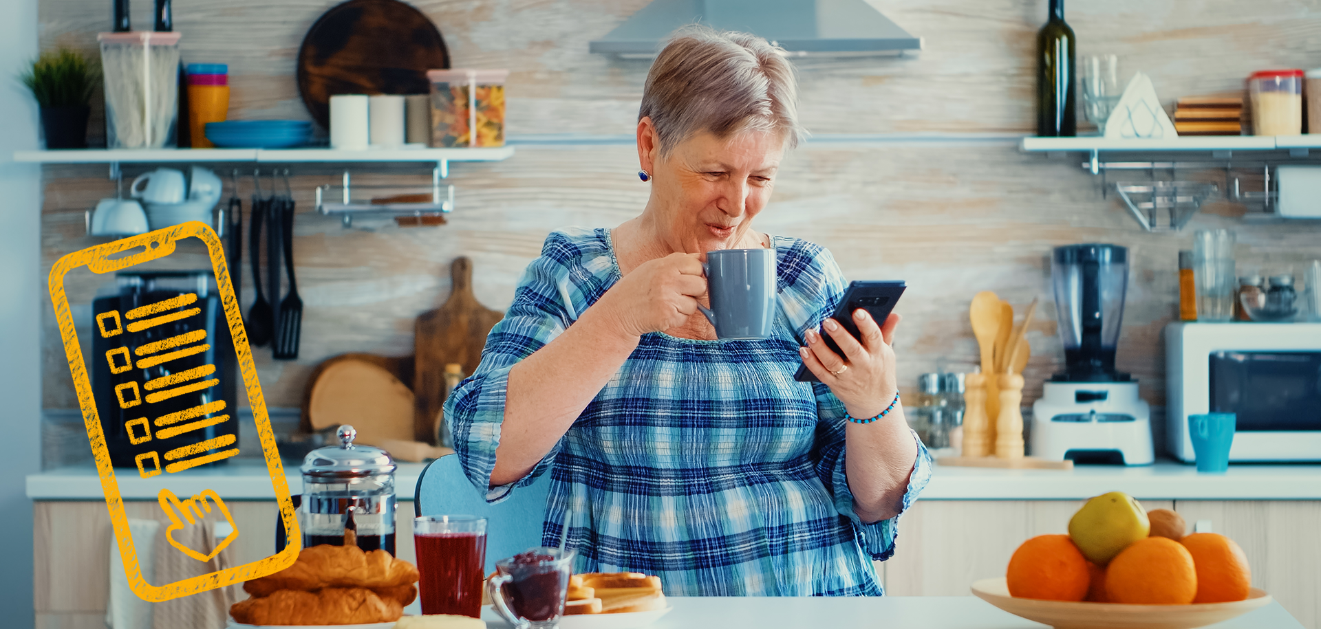 Женщина на кухне с кружкой и смартфоном. Слева — графика с чек-листом и стрелкой вниз