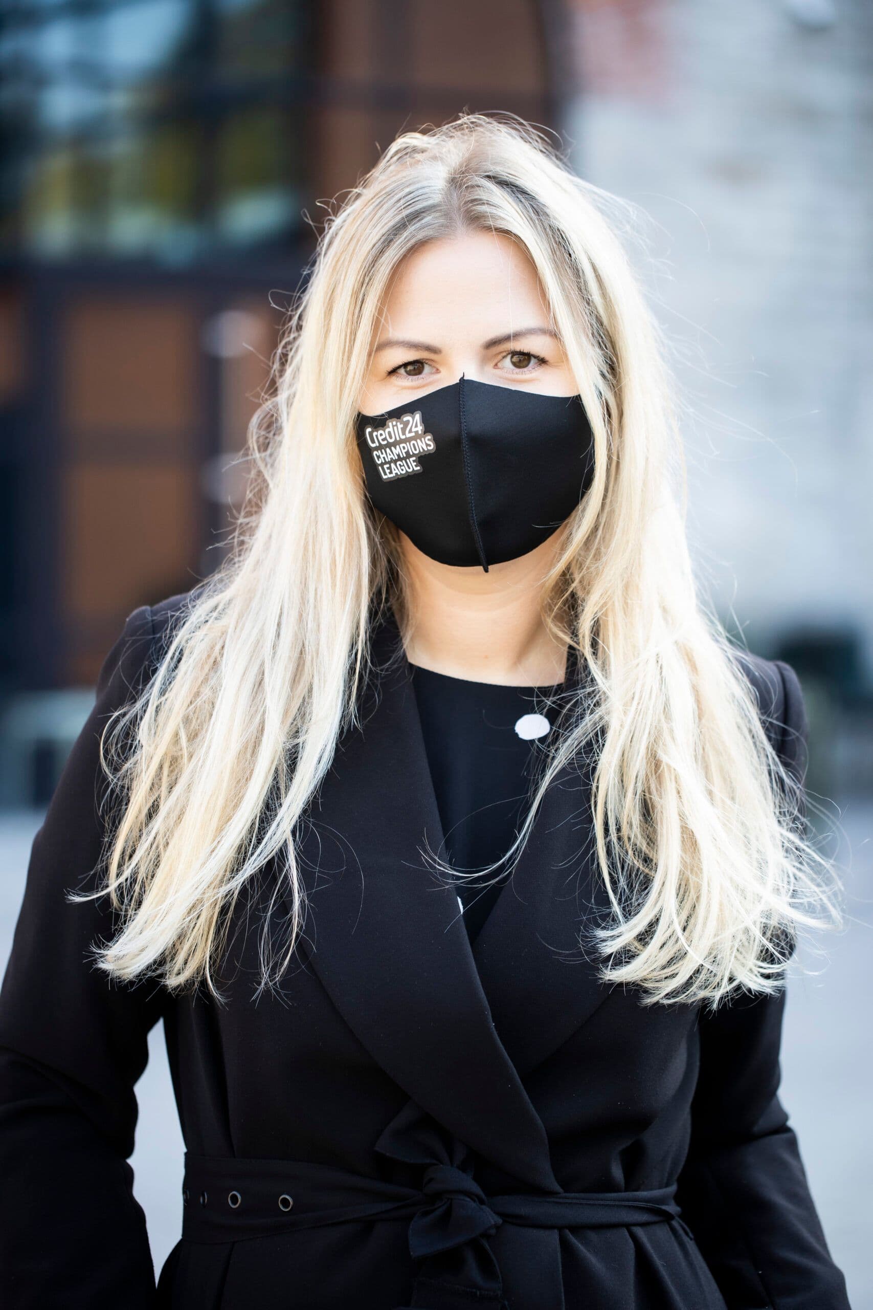 Naine mustas, näol tervisemask